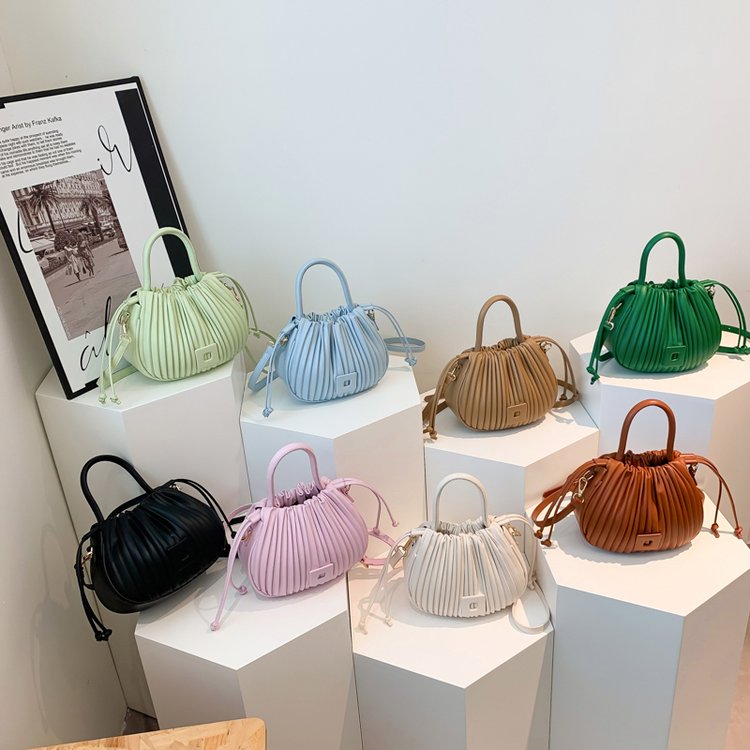 Fashionable texture niche versatile crossbody bag handheld small bag for women 2024 new pleated drawstring bucket bag single shoulder