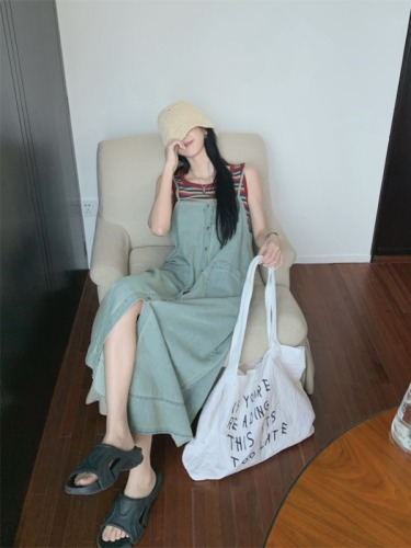 Real shot of age-reducing sleeveless contrast striped T-shirt + buttoned suspender denim dress suit