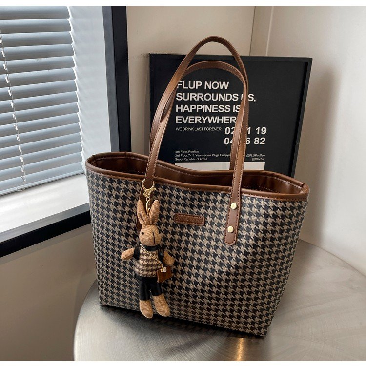 Large-capacity bag for women 2024 new trendy houndstooth portable shoulder bag high-end retro armpit tote bag