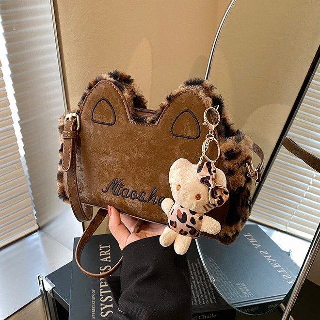 Niche fashion trend bag women's 2024 autumn and winter new retro versatile shoulder bag high-end casual crossbody bag