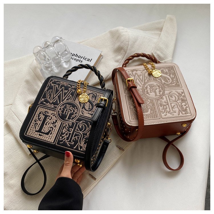 Niche design bags for women 2024 new cross-border women's crossbody bags popular portable small square bags embroidered box bags