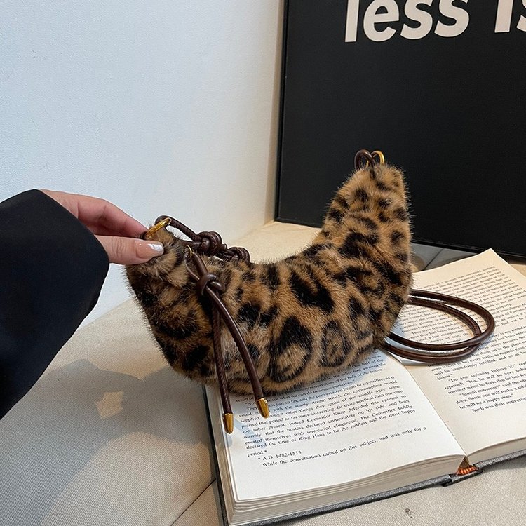 Retro fashion leopard print fur croissant bag 2024 autumn new versatile cross-body bag niche high-end armpit bag