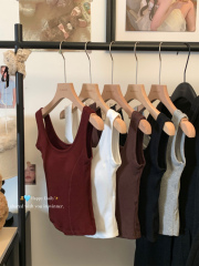 Real shot of brushed sleeveless bottoming vest with chest pads and suspenders