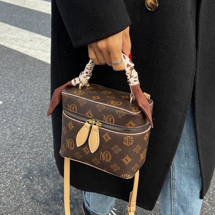 2024 New Fashion Simple Print Cosmetic Bag Women's Bag Bucket Bag Trendy Handbag Chain Single Shoulder Crossbody Bag