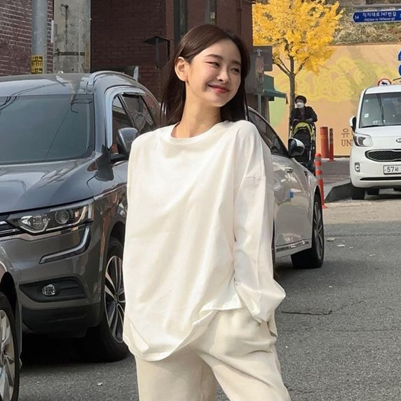 American white bottoming shirt layered with long-sleeved T-shirt women's tops 2023 autumn and winter new style loose and stylish slits