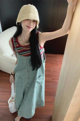 Real shot of age-reducing sleeveless contrast striped T-shirt + buttoned suspender denim dress suit