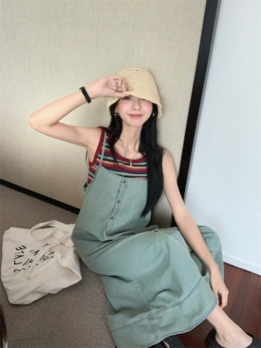 Real shot of age-reducing sleeveless contrast striped T-shirt + buttoned suspender denim dress suit