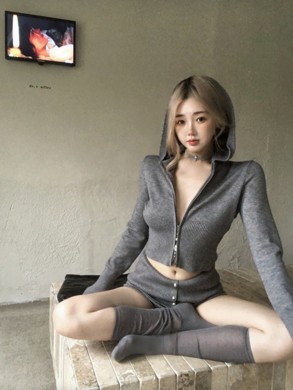 American hot girl knitted short-sleeved shorts suit for women in summer with a complete knitted sweater suit