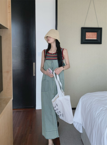 Real shot of age-reducing sleeveless contrast striped T-shirt + buttoned suspender denim dress suit