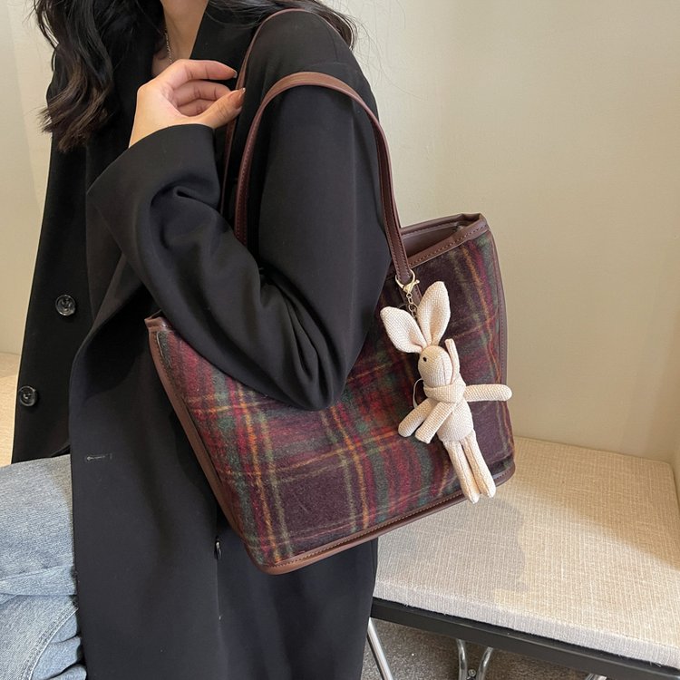 Woolen bag women's large capacity new casual versatile shoulder bag autumn and winter plaid class commuting tote bag
