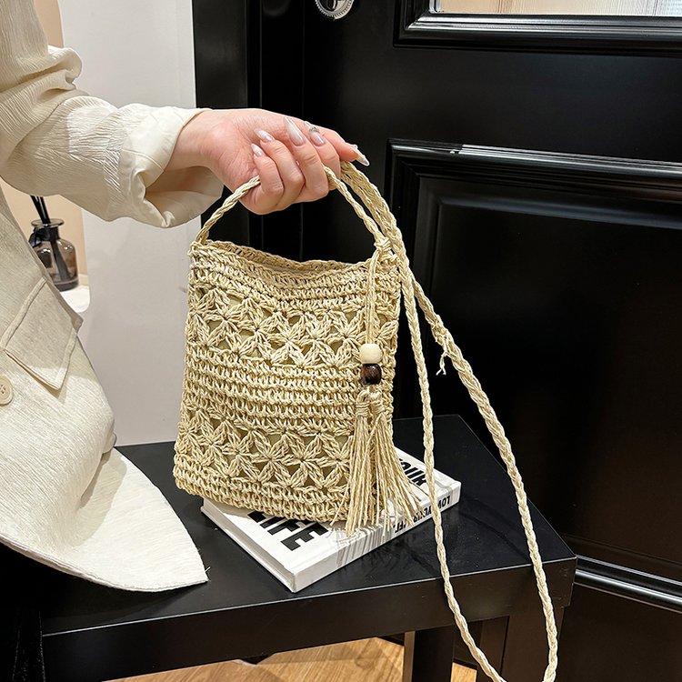 Manufacturer wholesale cross-border hand-woven one-shoulder versatile artistic hollow niche tassel mobile phone bag high-looking cross-body