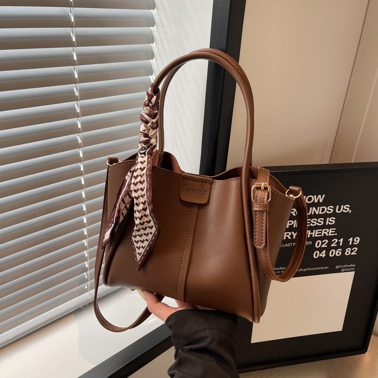 Large Capacity 2024 Autumn and Winter New Versatile Shoulder Crossbody Bag Mother Bag Retro Premium Commuting Vegetable Basket Bag