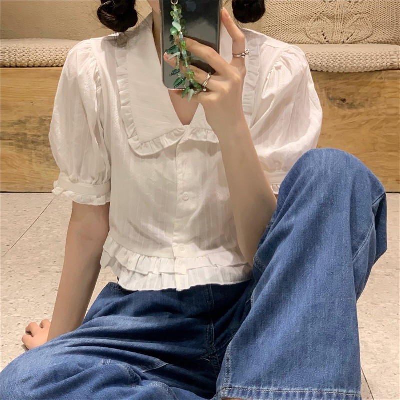 Real shot of sweet and cool girl, white French doll collar shirt, ear-rimmed short-sleeved top that reduces age and makes you look slimmer