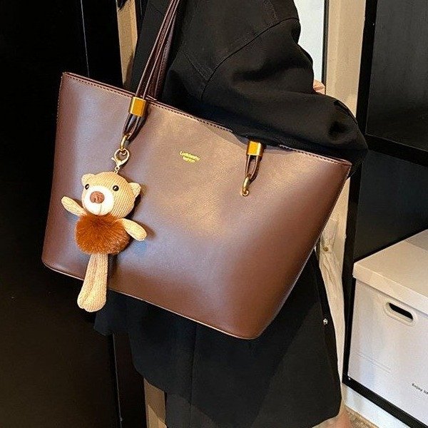 High-end texture retro bag for women 2024 new autumn and winter large-capacity shoulder commuter bag fashionable personality tote bag