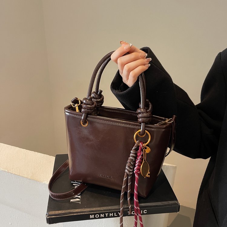 Retro Maillard brown small bag for women 2024 new autumn and winter popular versatile crossbody bag super popular bucket bag
