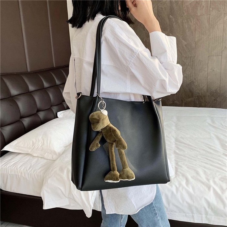 Large-capacity bag women's new trendy shoulder ins simple autumn and winter atmosphere with pendant tote bag