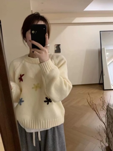 Autumn and winter new Korean style gentle and sweet style hand-crocheted flowers super nice pullover sweater for women warm knitted sweater