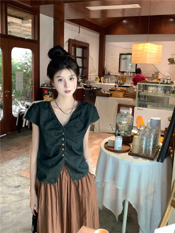 Actual shot and real price new retro V-neck pleated denim shirt + wrinkled ice silk skirt