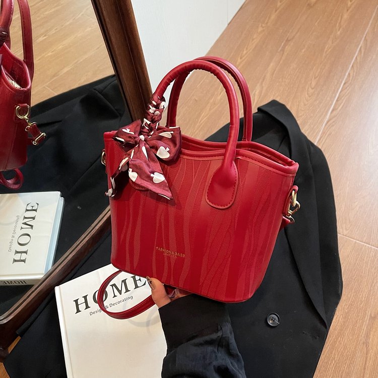 Cross-border textured vegetable basket bag autumn and winter new handbag retro striped shoulder bag letter messenger bag for women