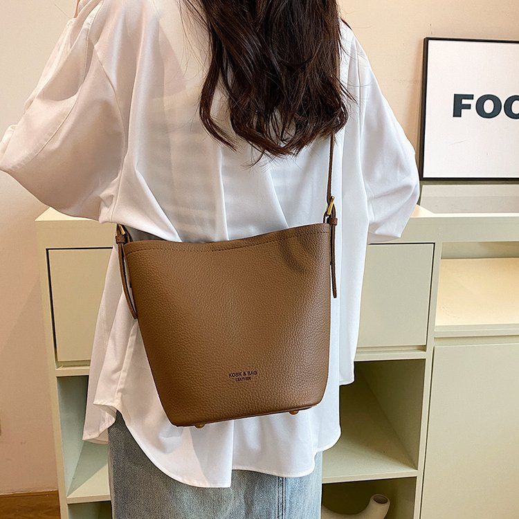 This year's popular hot-selling bags for women are versatile in summer 2024 new casual crossbody small bags women's portable bucket bags