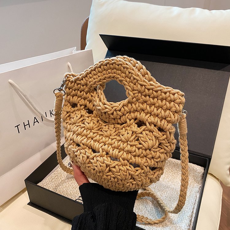 Manufacturer wholesale dropshipping internet celebrity versatile cloud woven niche ins bag 2024 woolen handmade crossbody bag