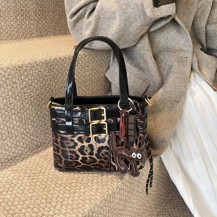 This year's popular bags, bucket bags, women's 2024 new high-end Maillard commuter handbags, shoulder crossbody bags