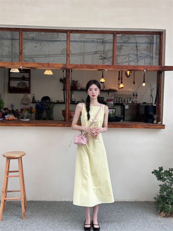 Real shot of retro French one-shoulder waist dress