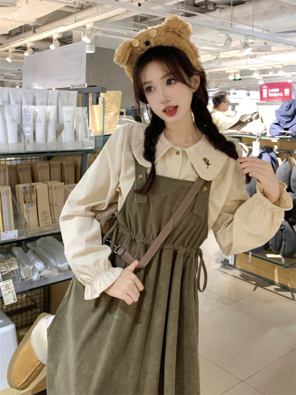 Actual shot of milk tea style autumn and winter complete set of 2024 new sweet corduroy suspender dress two-piece set