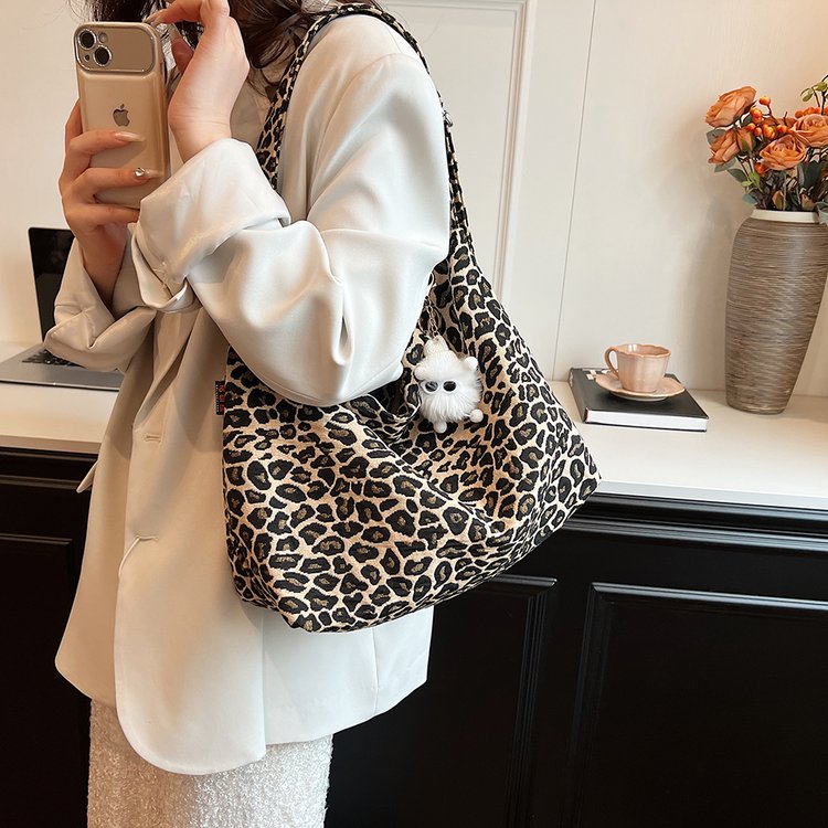 Leopard print canvas bag for women 2024 new Korean version large-capacity crossbody bag class commuting shoulder armpit tote bag