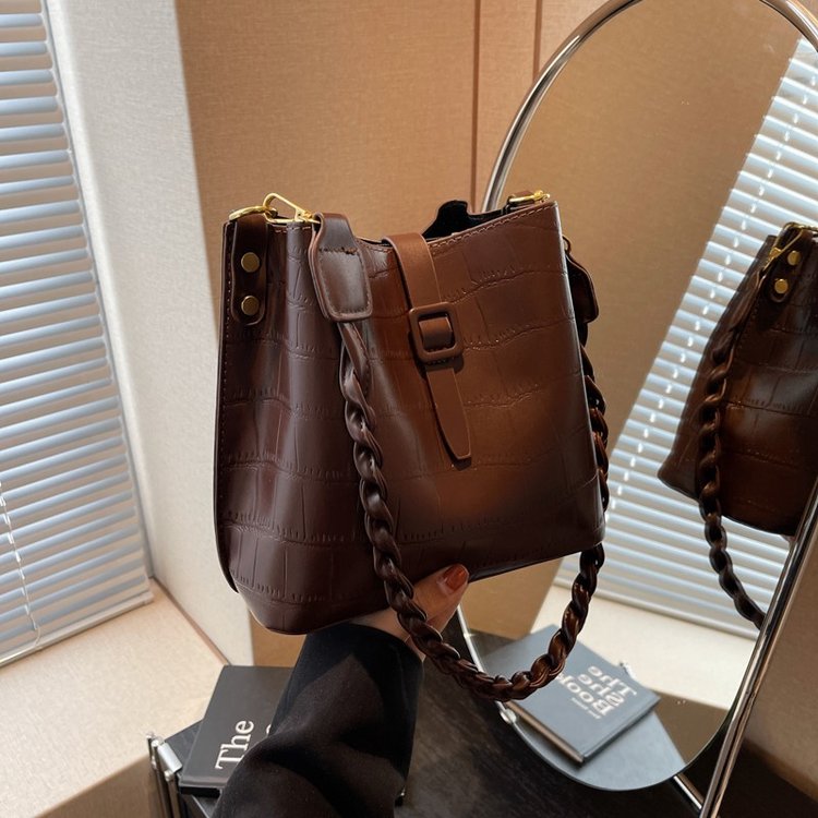 High-end and exquisite bags, new trendy Internet celebrity fashion shoulder bag for women, crossbody, versatile stone pattern bucket bag