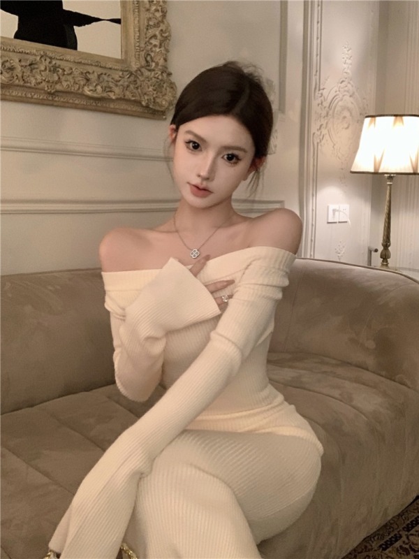 Off-the-shoulder knitted mid-length slim-fitting dress with inner skirt