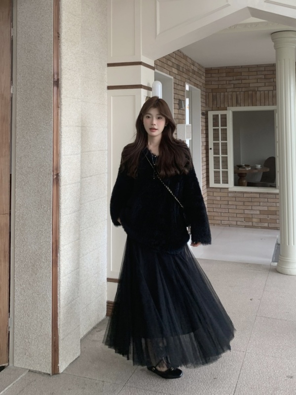 V-neck thickened mink fur thickened warm sweater + solid color simple and elegant gauze skirt