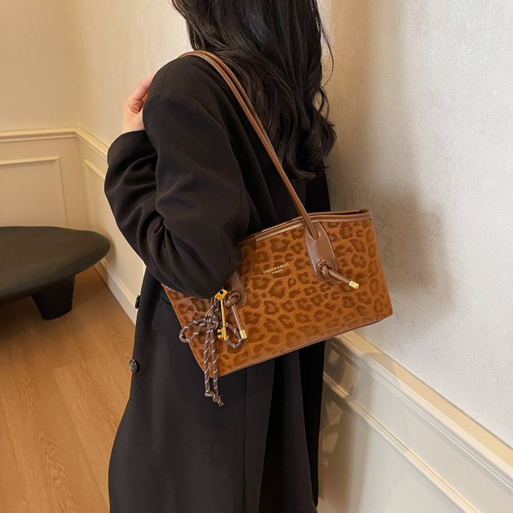 Western style leopard print armpit bag for women 2024 autumn and winter new fashion large capacity tote bag for work and commuting shoulder bag for women