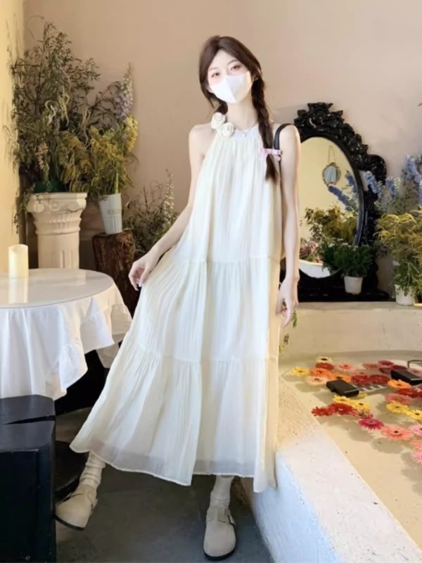 French beach sleeveless halterneck dress for women 2024 new summer small and gentle seaside vacation long skirt
