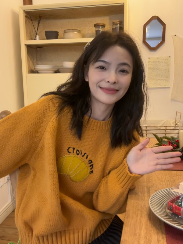 White pumpkin embroidered crew neck knitted sweater