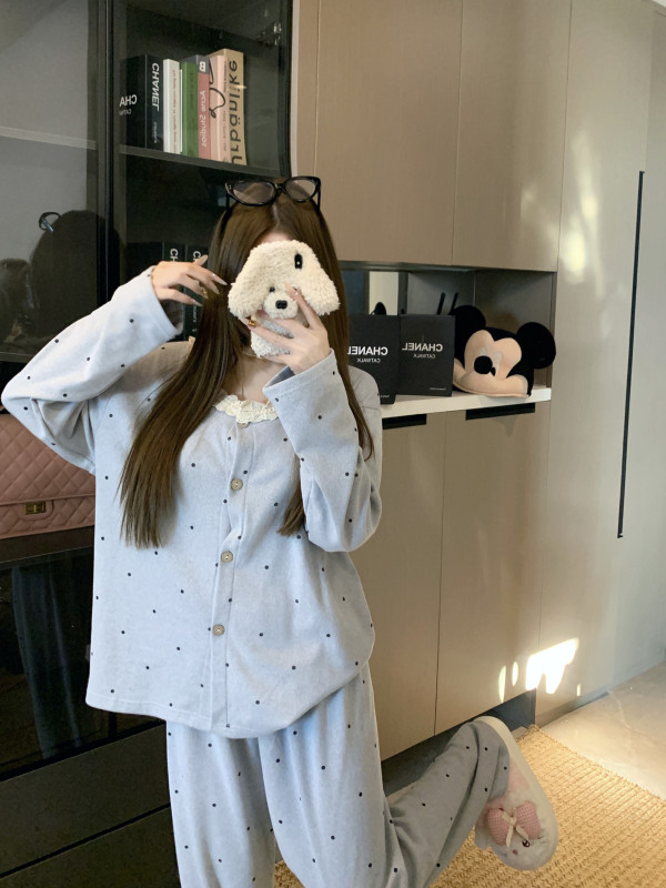 Autumn and winter German velvet brushed sweet lace round neck polka dot pajamas home wear set for women