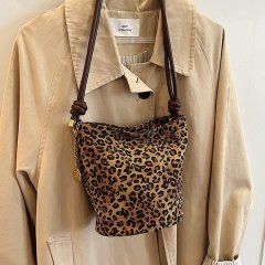 Factory direct sales leopard print retro bucket bag women's large capacity new bag fashion casual versatile crossbody bag