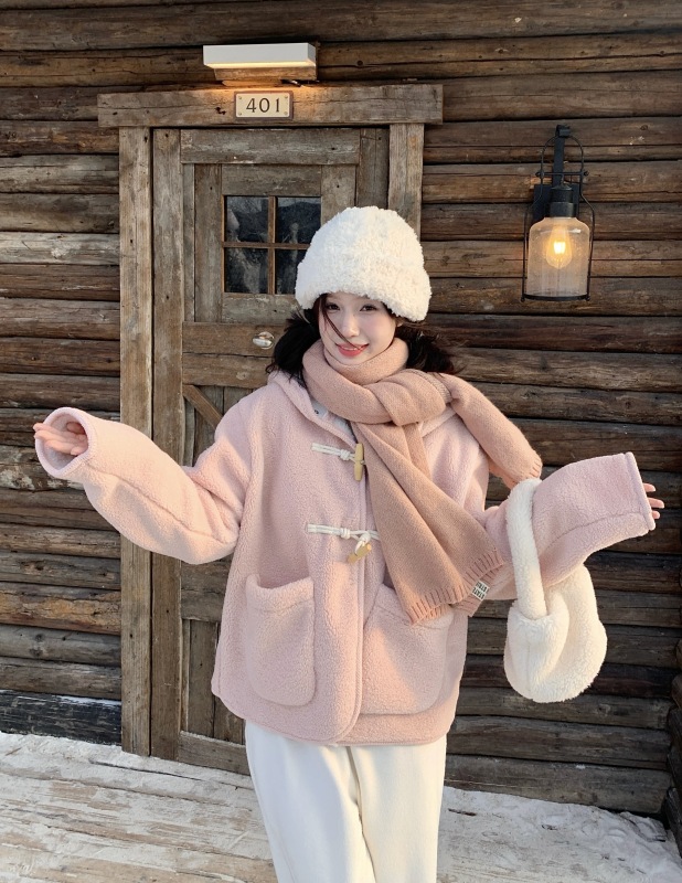 Soft and waxy lamb wool, cute and well-behaved, plus velvet and warm horn buckle plus fur and thickened coat and cotton coat for autumn and winter
