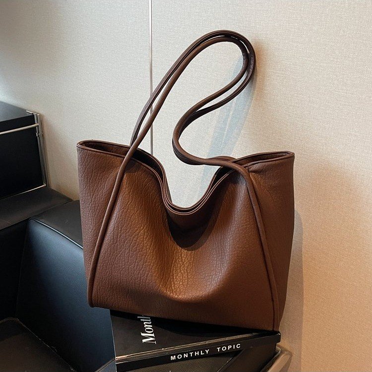 Large-capacity bag for women in autumn, versatile new fashion, simple shoulder bag, textured class commuting tote bag