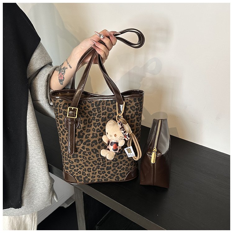 Niche high-end underarm bag women's bags 2024 new large-capacity leopard print bucket bag fashionable shoulder bag
