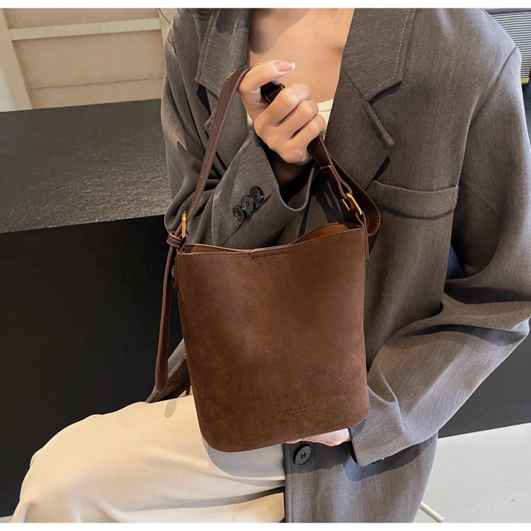 Bag niche design women's crossbody bag 2024 new simple frosted bucket bag versatile fashion shoulder bag