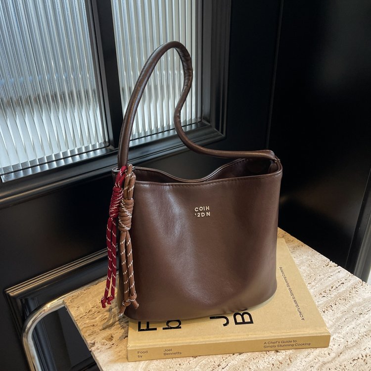 Korean women's bag, retro soft leather shoulder underarm bag, casual and versatile bucket bag, western style small bag, portable commuter bag