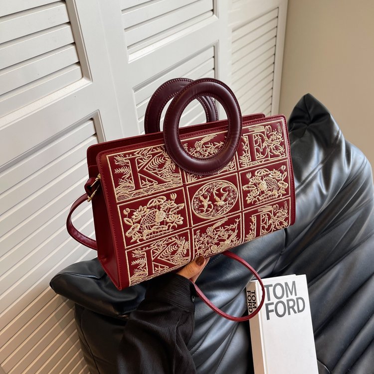 Luxury bride wedding bag Chinese style embroidered red bride red handbag 2024 New Year red bag