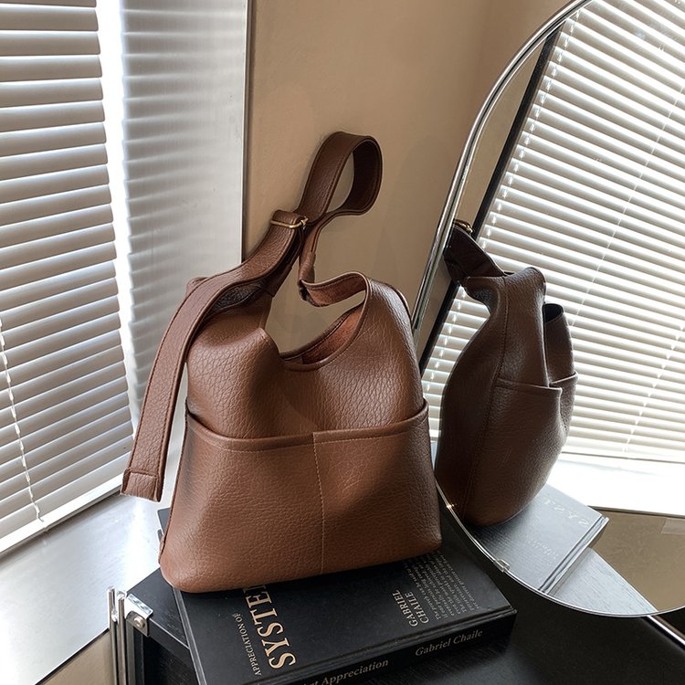 Retro soft leather armpit bag for women 2024 new versatile fashionable commuter tote bag simple large capacity shoulder bag