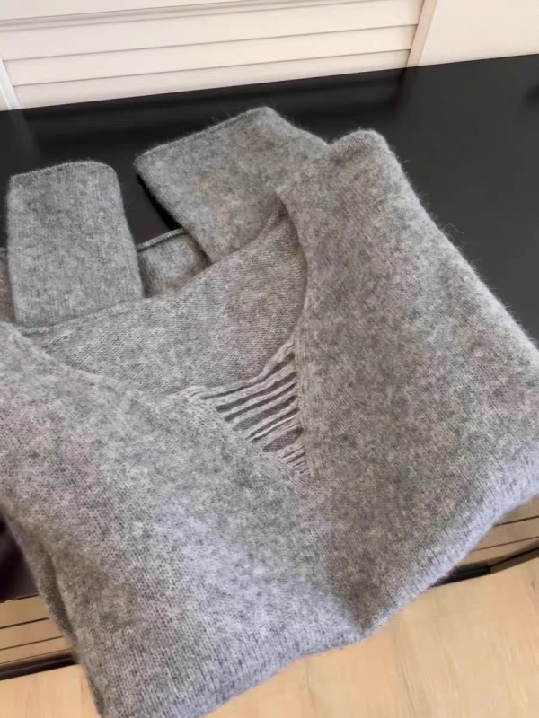 High-end retro dark gray V-neck temperament sweater for women new autumn lazy style soft and slim sweater