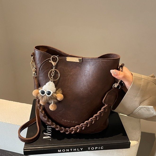 Women's bag 2024 new style retro bucket bag fashionable portable shoulder bag large capacity versatile crossbody bag
