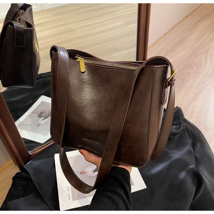 Retro Fashion Bag Women 2024 New Large Capacity Commuting Bucket Bag Design Casual and Versatile Shoulder Bag