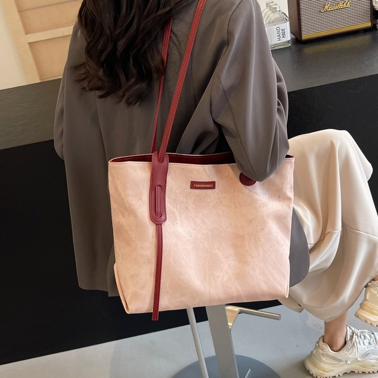 Large-capacity contrasting color handheld tote bag 2024 new simple casual armpit bag fashionable and versatile commuter shoulder bag