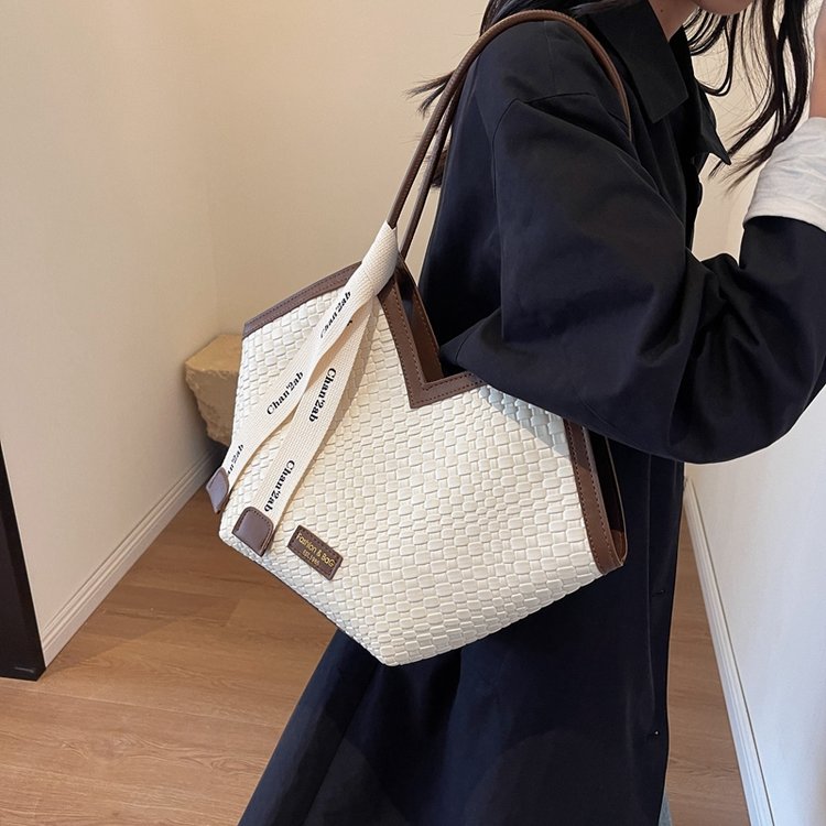 Large-capacity bag women's new fashion niche design shoulder bag texture versatile class commuting tote bag