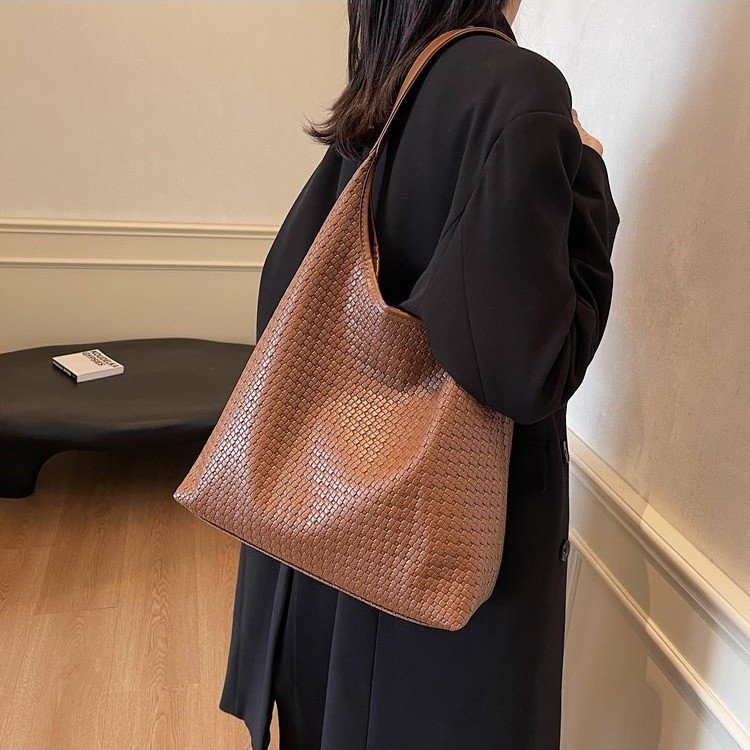High-end bags for women 2024 new fashion popular bucket bag shoulder bag large capacity tote bag commuter bag